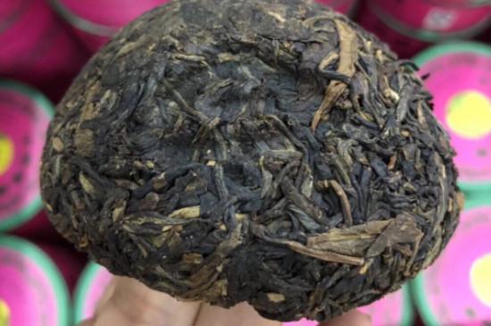 属于普洱茶的一种,是一种紧压型的普洱茶,以云南大叶种晒青毛茶为原料